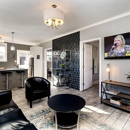 Villa Hidden Pearl-3 Units-Private Patios-Near Broadway